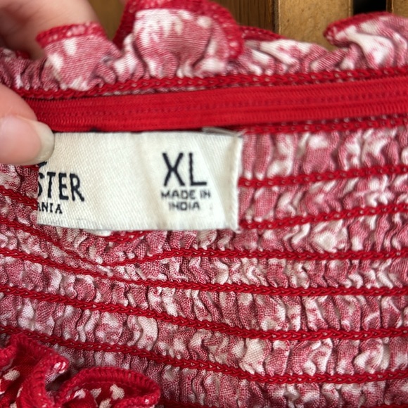 Hollister red floral tank with removable straps. - Picture 3 of 3